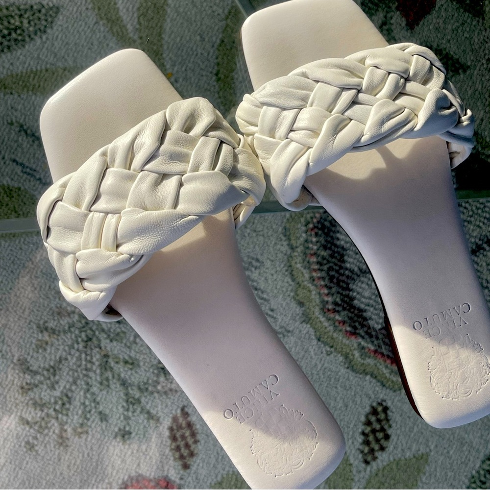 VINCE CAMUTO Leather Quilted Slide Sandals. Size 7.5 White.